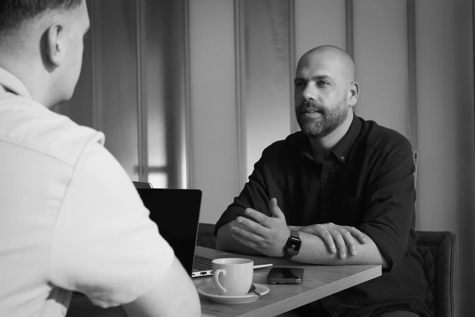 Een Motics-collega in gesprek, benaderbaar als vast aanspreekpunt