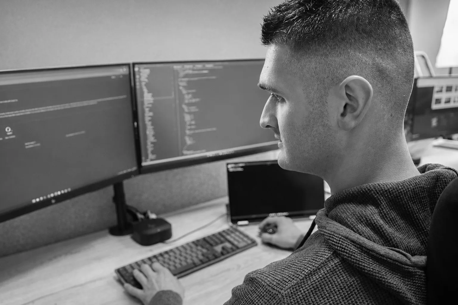 Een Motics-engineer bewaakt systemen op meerdere schermen