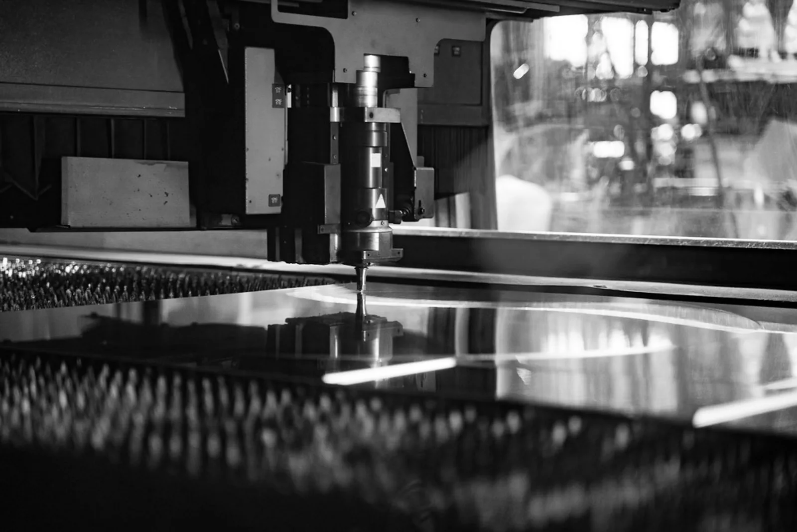 Een snijmachine in werking in een productieomgeving