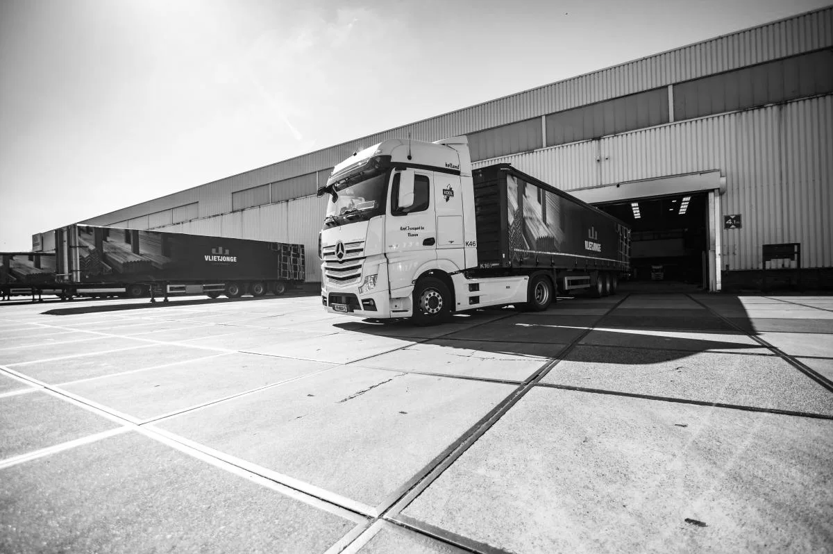 Een vrachtwagen met opleggers bij het distributiecentrum