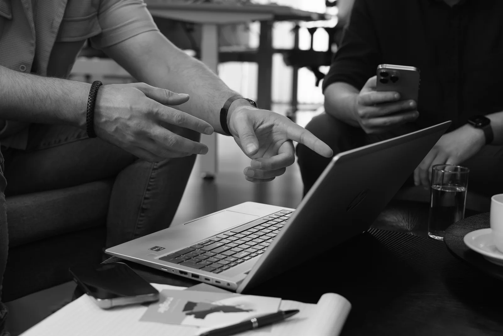 Het Motics-team werkt samen aan een laptop tijdens een werksessie