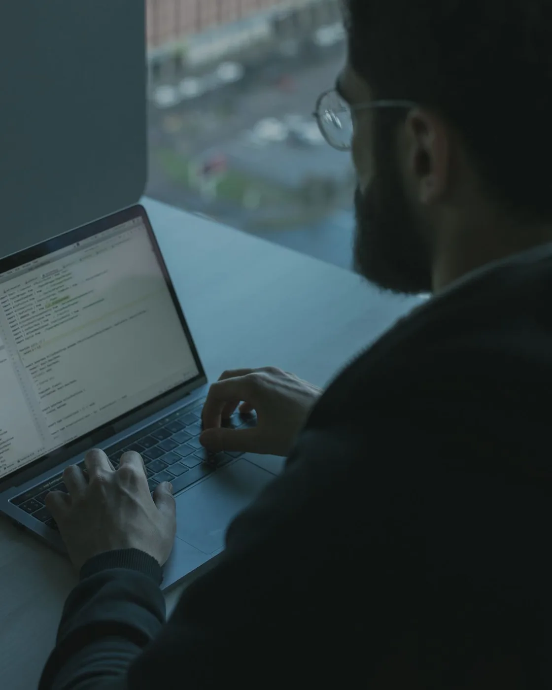 Een ICT-professional werkt geconcentreerd, met grip op de cyberrisico’s